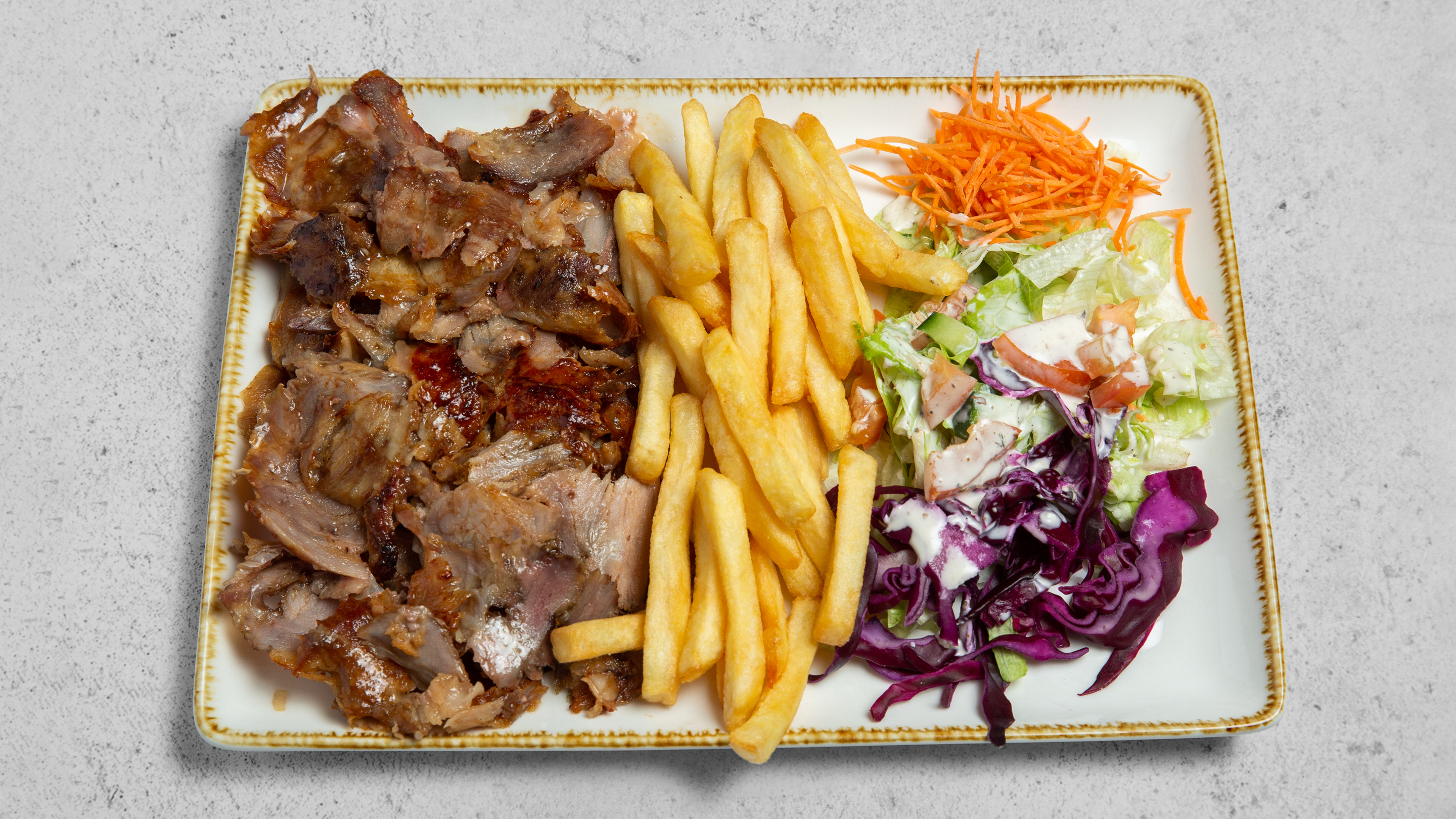 Image d'assiette de döner kebab avec ses accompagnements.