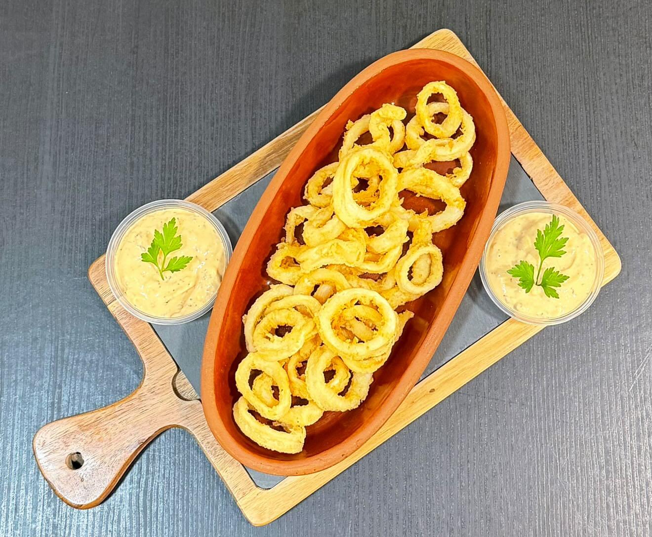 Image du Kalamar Tava, calamars frits croustillants servis avec une sauce citronnée